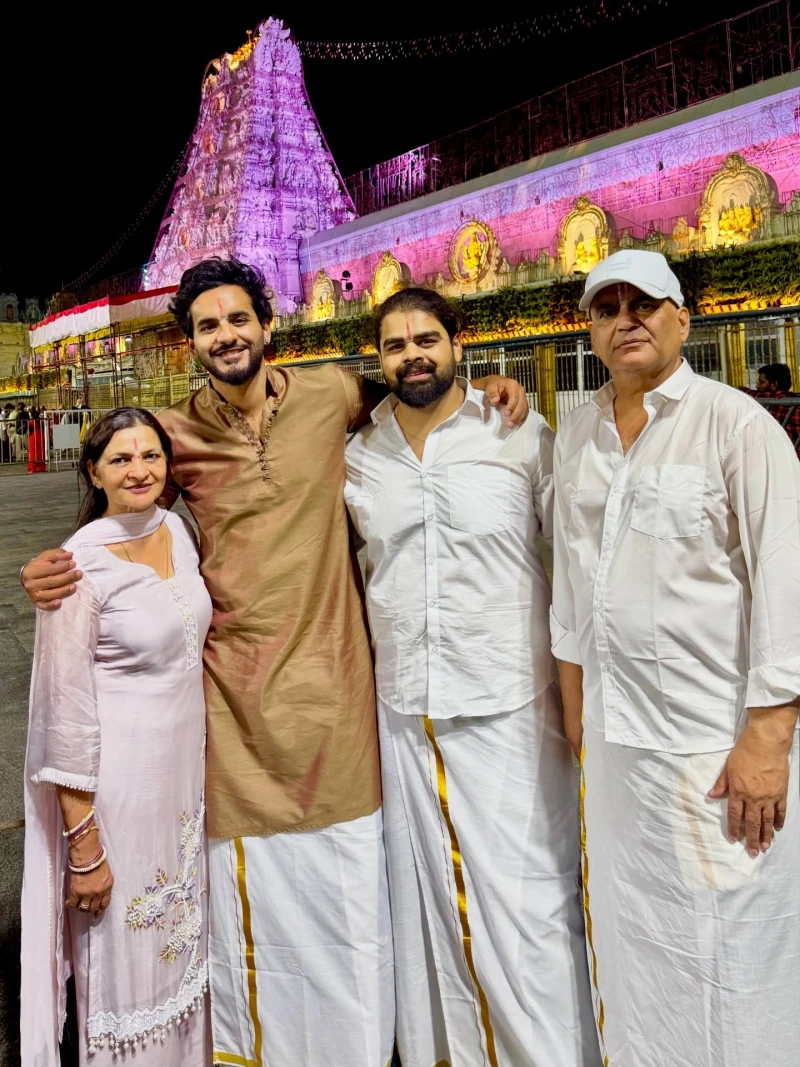 Abhishek Malhan with parents