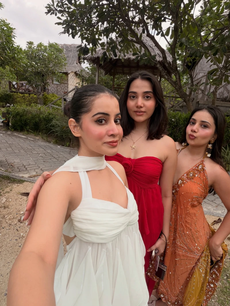Uorfi Javed  with sisters
